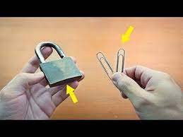 鎖頭鑰匙不見了 用回形針就可以打開鎖頭 回形針開鎖妙招 大家學起來 youtube diy life hacks hacks personalized items