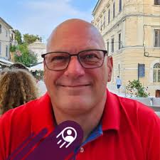 Baal siger tillykke til Henrik Melander