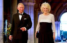 Ο δήμαρχος ηρακλείου σύστησε δυο προφυγόπουλα στον πρίγκιπα κάρολο. O Prigkipas Karolos Kai H Kamila Sthn A8hna Thn 25h Martioy Kalabryta News