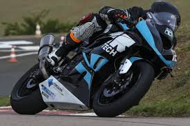 Guri véio pilotando a Ninja da melhor equipe do SuperBike Brasil  @traldiracing moto do piloto @fernando_gigio 12. Chama 🔥✊🏻✊🏻  @traldiracing oficina especializada em motos de alto desempenho  @juninhotraldi chame para serviço de