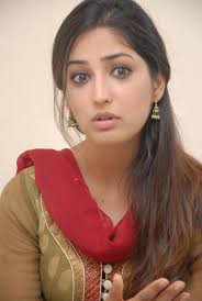 Yami Gautam makes a breathtakingly beautiful arrival at the event ✨💖  #YamiGautam #photographychallenge #bestphotochallenge #photochallenge  #photooftheday #PhotoEditingChallenge #bollywood #viral #lollipop Yami  Gautam Dhar ❤️