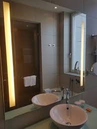 Sei indeciso se acquistare una vasca ad incasso o una vasca idromassaggio. Bagno Moderno Pulito Dotato Di Vasca Da Bagno E Doccia Separati Bild Von Vienna House Andel S Berlin Tripadvisor