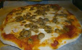 Anche se la preparazione della pizza con il lievito naturale richiede più tempo, il risultato vi sorprenderà… ricordate di rinfrescare il lievito madre il pomeriggio prima se volete mangiare la pizza la sera dopo, poiché l'impasto richiederà molte ore di. Pizza Con Le Bolle Con Lievito Madre Secco Ileana Conti Cucinapergioco