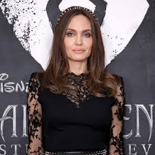 Angelina jolie and brad pitt's custody dispute continues following their 2016 split. Hollywood Knaller Angelina Jolie Und The Weeknd Bei Dinner Date Gesichtet Cosmopolitan