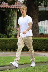 Bieber News January 12 Justin Seen At Patys Restaurant In Toluca Lake Ca Vestuario Masculino Roupas Masculinas Moda Masculina Casual