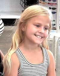 My first attempt at a portrait, with a picture from my daughter. Overall  I'm happy about the likeness, but it's not quite there yet.. Find the hair  challenging as well, but found