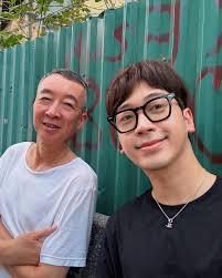 Chiều qua có việc về qua nhà, thấy anh zai đang ngồi đầu ngõ ngắm phố  phường nên ngồi lại hỏi han tâm sự chụp ảnh cùng nhau. Hầy, mình ngoài 30