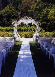 Black And White Wedding Arch Decorations Heart Shaped Arch Decorated In White Tulle Silk Wisteria Plants And Stephanotis Garlands Set In A Heart Shape Wedding Arch Decoration Wedding Wedding Archway