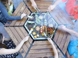 Le Jag Grill Le Barbecue Insolite 2 En 1 Gazebo Foyer Table De Brasier Sieges De Brasier