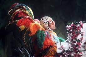 Actually i wonder if he has a. Die Besten Buhnenoutfits Von Elton John Vogue Germany