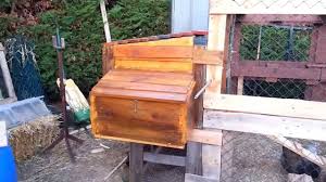 Fabrication D Un Poulailler En Palette Avec Voliere Fabriquer Un Poulailler Poulailler Palette Poulailler