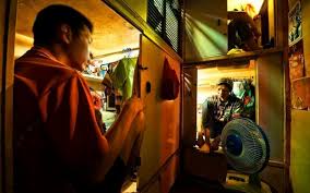 Jika bosan tinggal di hotel, cuba beralih pada homestay malaysia pula. Kepadatan Penduduk Di Hong Kong Menyebabkan Ramai Yang Tinggal Di Rumah Sebesar Keranda Iluminasi