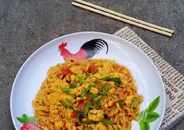 Siapkan panci dan rebus air lalu masukkan mie dan masak sampai setengah. Resep Mie Goreng Nyemek Anti Gagal Woman Recipes