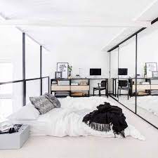 Penerapan konsep minimalis pada rumah saat ini terus berkembang. Dekorasi Cermin Di Kamar Tidur