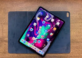 The New Pro Ipads Reach Customers Crooked Apple Said Calm It S Supposed To Be Ipad Pro Escritorio De Computadora Iphone