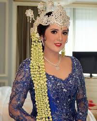 Provinsi jawa barat yang ibukota provinsi nya terletak di bandung mempunyai beberapa suku, diantaranya suku sunda sebagai suku mayoritas dan suku badui yang dibedakan menjadi suku badui dalam dan suku. 30 Model Kebaya Sunda Modern Tradisional Klasik