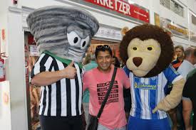 Foi desenvolvida pelo departamento de marketing do clube em 2008, com sua reestreia (pois o clube já teve outro mascote de campo) no jogo paraná 1 a 0 vitória/ba pela copa do brasil de 2008, realizado em 19 de março do mesmo ano. Avai Futebol Clube Mascotes Unidos Pela Paz No Classico