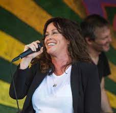 Juni 1974 in der den darauf enthaltenen songs hört man auch heute noch die emotionale direktheit an. Alanis Morissette Bringt Drittes Kind Zur Welt Welt