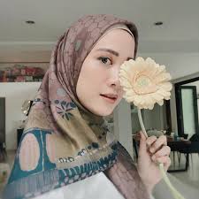 Kata mama background nya “pabalatak”. Dibelakang sbenernya anak-anak lagi  main dan super pabalatak. Tau ga artinya pabalatak ? 😋 Ga apa-apa yang  penting jangan hatinya yang pabalatak ya,,kita belajar untuk mengambil  hikmah