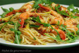 Jamies makkelijkste kookboek tot nu toe en ideaal voor mensen met weinig tijd. Spaghettis Aux Crevettes Et A La Roquette D Apres Jamie Oliver Peche De Gourmandise