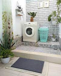 Desain kamar mandi yang satu ini memang sangat mewah di mana dilengkapi dengan ubin aksen metalik di jendela serta wastafel kamar mandi. Desain Laundry Room Minimalist Ecsac