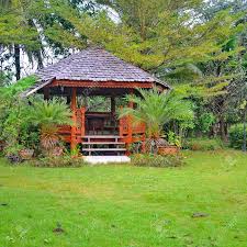 Sicher vor regen und sonne, dennoch in der natur. Holz Pavillon Im Garten Auf Dem Grunen Rasen Lizenzfreie Fotos Bilder Und Stock Fotografie Image 17519465