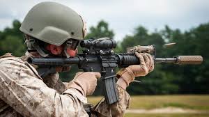 O půlnoci seč začal ve městě platit rychle vyhlášený zákaz nočního vycházení, po městě se ale stále pohybuje mnoho lidí a ulice vyklízí národní garda. Hrance Kalifornie Ochrani Narodni Garda Globe24 Cz