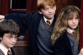 Harry potter, anne ve babasının ölümü nedeniyle teyzesi petunia dursley'in evinde büyümüş bir çocuktur. Harry Potter Ve Felsefe Tasi Nin Ilk Baskisi 28 Bin Sterlin Amerikali Turk