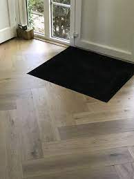 ook de deurmat in deze visgraat vloer word door parkethuizen geleverd visgraat vloer vloeren visgraat vloeren