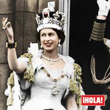 Isabel ii fue coronada en una suntuosa ceremonia que tuvo lugar casi dieciséis meses después de que sucediera a su padre, el rey jorge vi, fallecido el 6 la celebración fue muy sencilla en comparación con los grandes festejos nacionales que tuvieron lugar el año pasado en todo el reino unido por el. Reina Isabel Ii Asi Vistio En Su Coronacion Hace 67 Anos