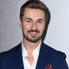 Nun dürfen sich seine fans über einen heißen schnappschuss von ihm und tanzpartner vadim freuen. Lets Dance Star Nicolas Puschmann Premiere Prince Charming Schwingt Das Tanzbein Mit Einem Mann Bunte De