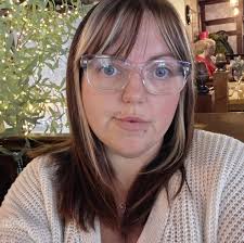 14-year-old girl does hand-painted nail art