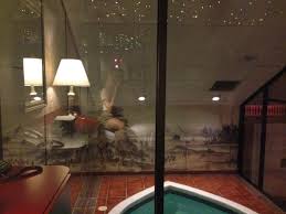 My Girlfriend and I Spent Our Six-Month Anniversary at a Poconos Honeymoon  Hotel - Racked