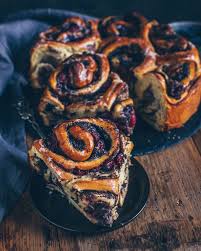 Dieser Kostliche Vegane Rosenkuchen Aus Saftig Sussem Hefeteig Mit Einer Fullung Aus Mohn Und Kirschen Ist Ein Perfekter Na Hefeschnecken Veganer Kuchen Rezepte