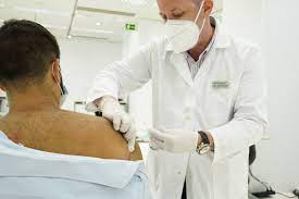 El plan de vacunación estratégico nacional, gratuito y voluntario que cuenta con distintas etapas definidas en base a criterios epidemiológicos específicos, como la exposición al virus o el riesgo a enfermedad grave a causa del mismo. Mknbweuph3ei9m