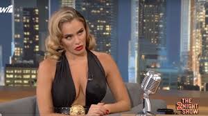 Ποζάρει στην αγκαλιά του μάριου καπότση και πανηγυρίζει το κύπελλο στο πόλο το βράδυ της δευτέρας η ομάδα του ολυμπιακού στην οποία αγωνίζεται ο μάριος καπότσης κέρδισε το πρωτάθλημα στην α1 πόλο Koni Meta3a H Kayth Emfanish Sthn Ekpomph Toy Arnaoytogloy Ti Apokalypse Binteo