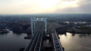 Het gebouw ligt aan het water en heeft een mooie tuin en een groot speelplein. Dutch Landscapes 4 Zwijndrechtse Brug En Dordrecht Vanuit De Lucht Youtube