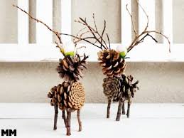 So Einfach Bastelst Du Ein Rentier Aus Zapfen Basteln Weihnachten Naturmaterialien Zapfen Basteln Basteln Weihnachten