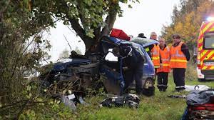 Accidents de voiture terribles, automobilistes enragés qui se battent à la batte de baseball, animaux sauvages qui surgissent de nulle part… sur youtube, on peut retrouver des vidéos étranges et folles dans les compilations « russian dash cams » (caméras de voiture russes) ou « russian drivers. Deux Jeunes Tues Dans Un Accident De Voiture Une Adolescente Grievement Blessee