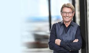 Der kauf einer eigentumswohnung ähnelt in vielen punkten dem hauskauf. Immobilienmakler Interview Dusseldorf H Robine Uber Preise Den Immobilienmarkt Und Anlage Tipps Fiv Magazin