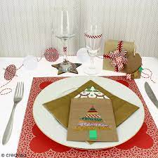 Recycler de vieux pots en vases contemporains, personnaliser sa nappe, créer ses propres serviettes ou encore fabriquer un centre de table hors du commun. Diy Decoration De Table De Noel A Faire Soi Meme Idees Conseils Et Tuto Deco De Table De Noel