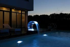 Haben Sie Sich Schon Fur Eine Wasserattraktion Entschieden In Diesem Artikel Zeigen Wir Ihnen Ideen Zum Thema Schwalldusch Waterfall Shower Pool Outdoor Decor