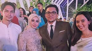 Laudya cynthia bella dikabarkan tengah menjalin kasih dengan rekan satu grup vokalnya di bukan bahkan dimas mengaku alasan tersebut adalah bella. Hadiri Resepsi Laudya Cynthia Bella Dan Emran Dengan Gentle Dimas Beck Ucapkan Bahagia Selalu Okezone Celebrity