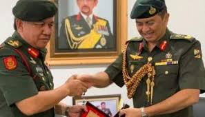Digunakan tanpa butiran selanjutnya, istilah pegawai hampir merujuk kepada pegawai bertauliah, iaitu bahagian yang paling kanan dalam sesebuah pasukan. Defence Minister S Working Visit To Sibu My Military Times