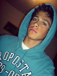 Kinda Reminds Of My Crush But My Crush Has Light Hair And Brown Eyes And Tan Skin Boys With Green Eyes Black Hair Boy Cute Teenage Boys