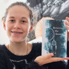 Hausham: 15-jährige Schülerin schreibt Fantasy-Roman: „Between the fronts“  veröffentlicht