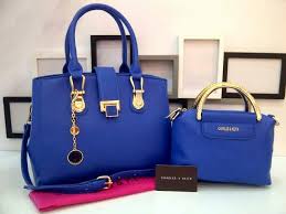 Sementara itu, kulit sintetis (faux leather) dibuat tampak senatural mungkin secara seragam, sesuai dengan kebutuhan industri. Keterangan Bahan Dan Cara Perawatannya Yagis Store