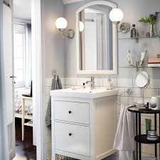 Petites Salles De Bains Ikea 6 Inspirations Qui Ont Tout Bon Meuble Lavabo Petite Salle De Bain Salle De Bain Ikea
