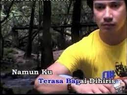 Berdiri aku di sini bukan untuk seketika berdiri aku sebagai perindu meski pun jiwa ku sedih terasa bagai dihiris namun ku tersenyum selalu ku. Pertandingan Karaoke Terbaik Raja Pop Ibnor Riza Berdiri Seorang Perindu Video Dailymotion