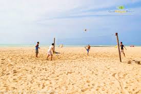 O alerta foi certeiro, na madrugada desta quinta, o mar da praia de cabeçudas invadiu a orla e as imagens são impressionantes, confira. Imagem De Pessoas Jogando Volei Na Praia